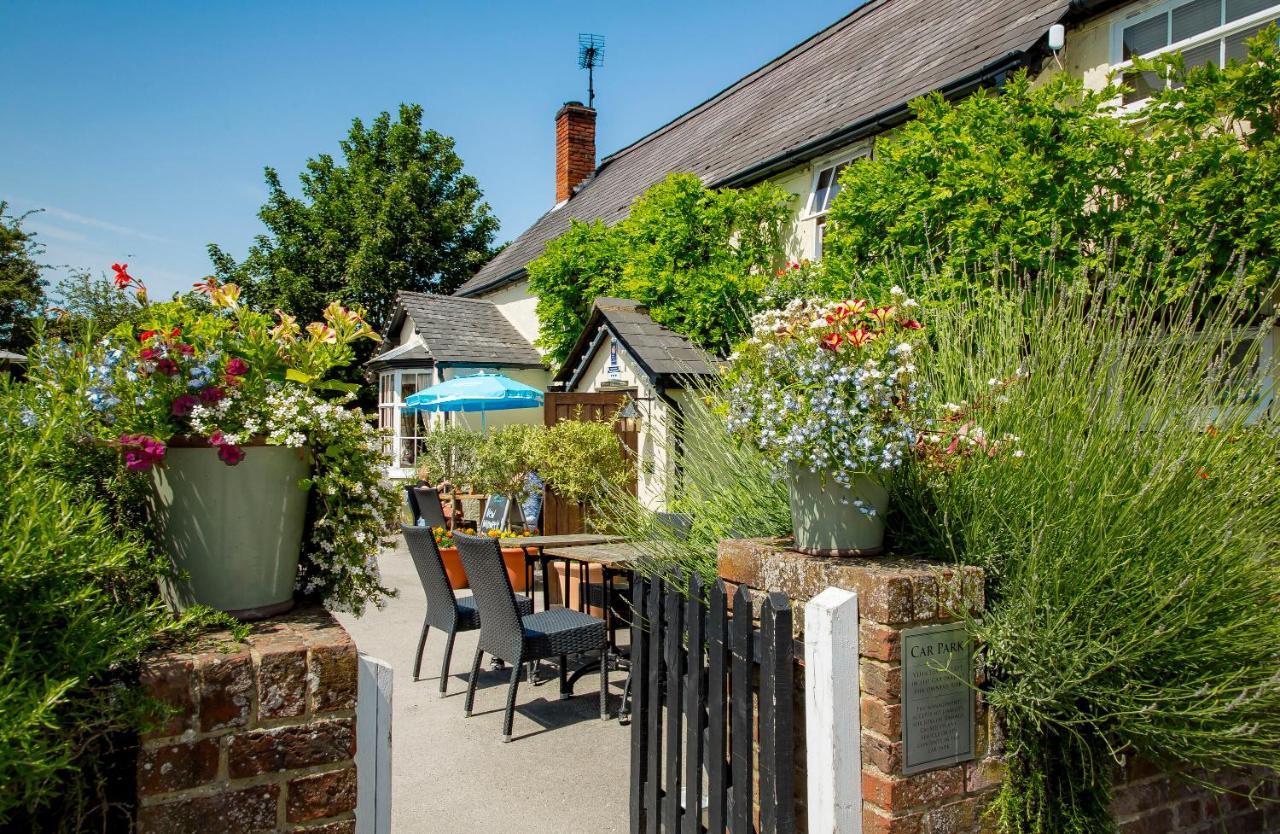 The Cricketers Clavering 外观 照片